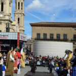 Mientras los gigantes 'disfrazados' se preparaban para danzar.