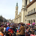 Hora y media después del pasacalles todavía seguía la fiesta en la Plaza del Pilar.